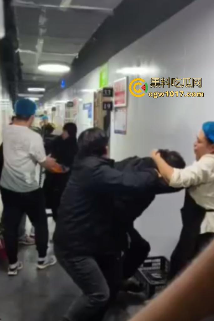 商家出餐3小时外卖小哥迟到餐被抢光,送餐小哥兽性大发殴打女店员,商家怒吼“你早干嘛去了”!-4