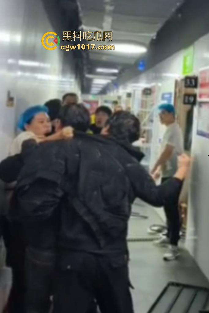 商家出餐3小时外卖小哥迟到餐被抢光,送餐小哥兽性大发殴打女店员,商家怒吼“你早干嘛去了”!-5