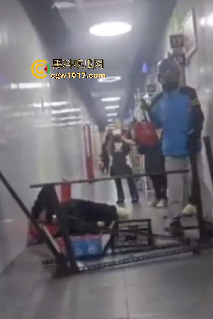 商家出餐3小时外卖小哥迟到餐被抢光,送餐小哥兽性大发殴打女店员,商家怒吼“你早干嘛去了”!-8