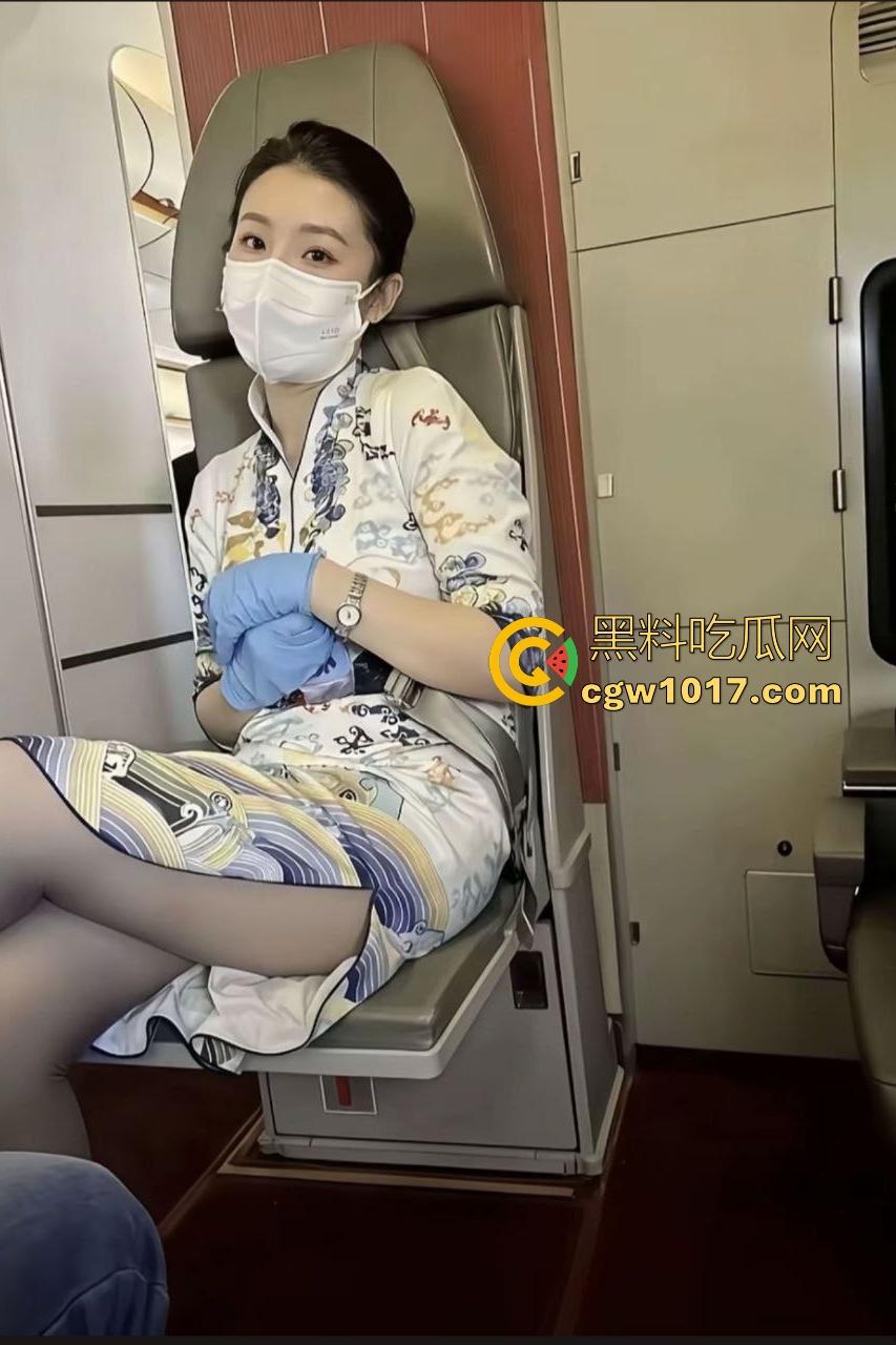身边同事都卖淫,那我也卖!海航萝莉空姐飞机上露丝袜美脚,厕所摸奶撒尿杯中献男奴,勾引乘客下机就开操!-1