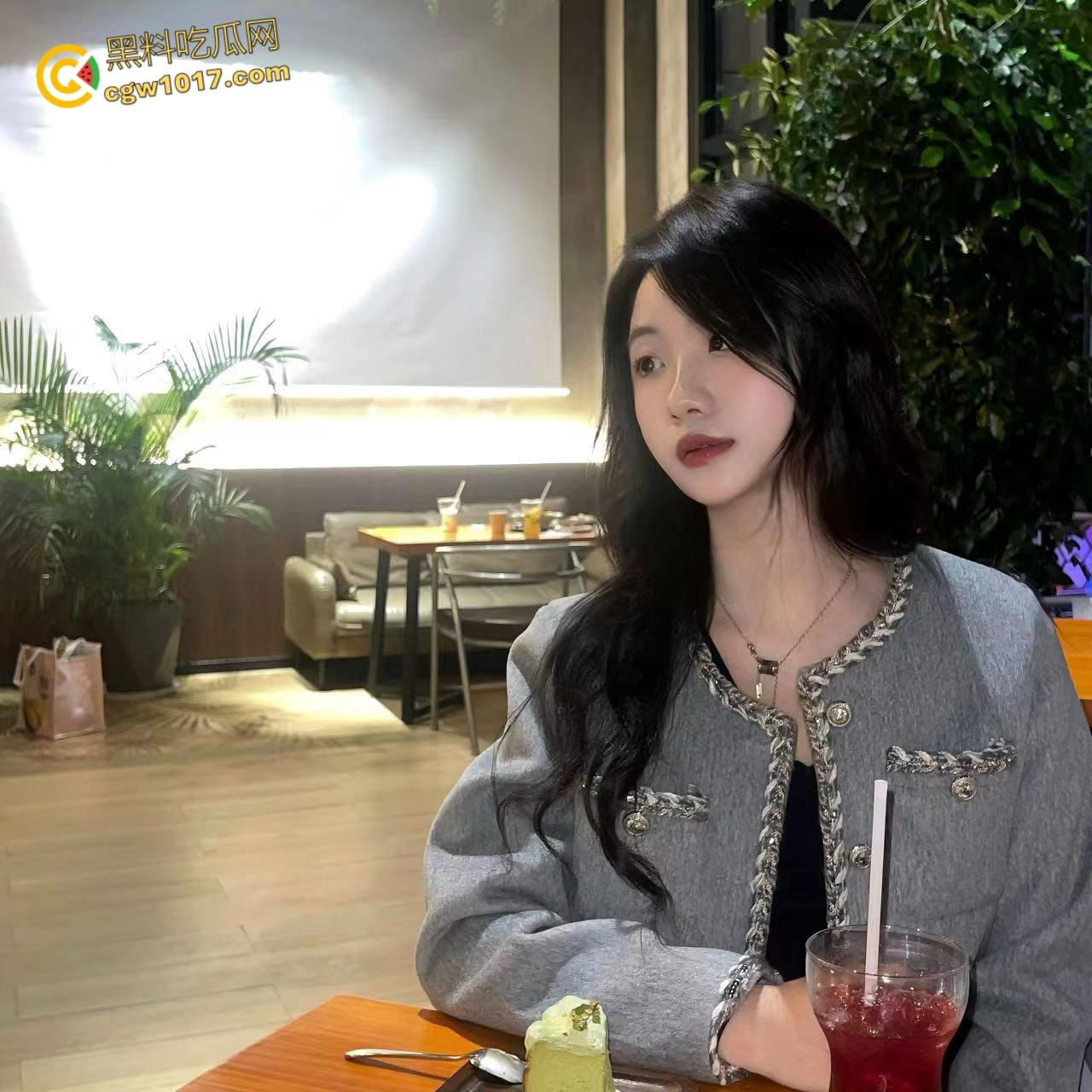 大长腿销售亲姐看我如此燥热,主动脱裤跪地口交,穿着OL制服和圣诞制服,跳蛋玩弄白虎骚穴,被我连续内射两次 !-2