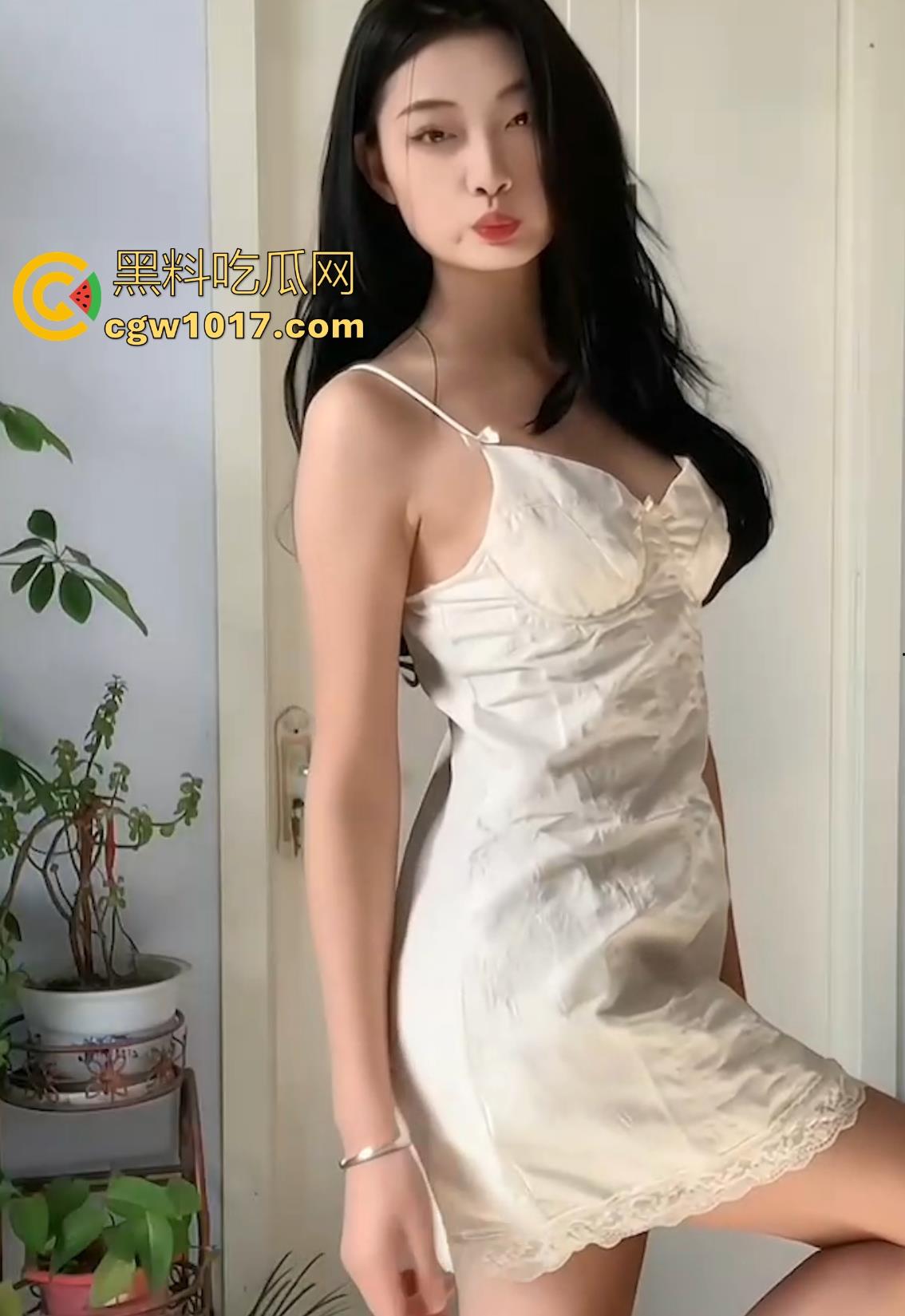 湘潭大学极品高挑美女【林奕怡】约炮视频曝光,完全露脸口交骑乘,超绝身材颜值,无套抽插白虎骚穴淫荡无比!-5