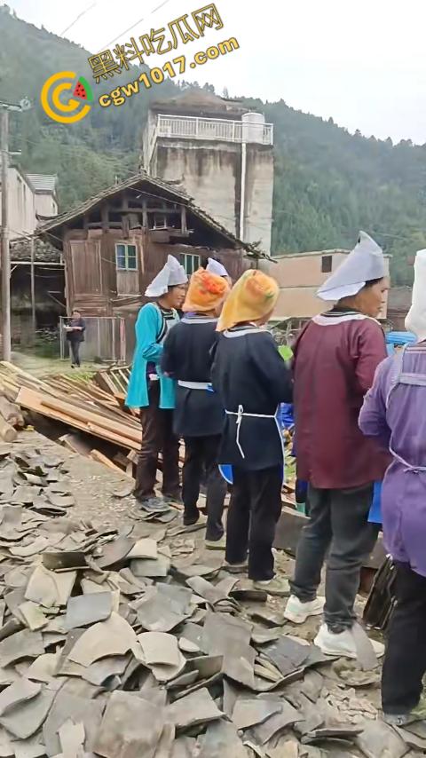 贵州黔东南搬家视频火爆全网,众人合力将房屋搬走,离谱骚操作看呆网友,直呼这才是真正的“搬家”!-3