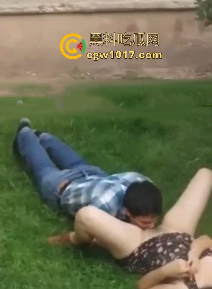 海外优雅绅士大白天上演草坪舔逼!从来没见过如此嚣张饥渴的老外,敞开双腿按着男主的头猛擦,离谱又刺激!-2