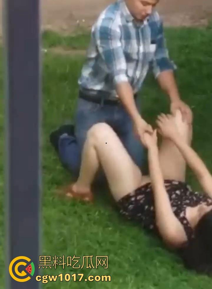 海外优雅绅士大白天上演草坪舔逼!从来没见过如此嚣张饥渴的老外,敞开双腿按着男主的头猛擦,离谱又刺激!-5