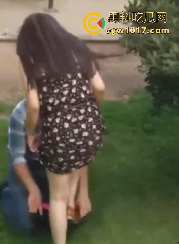 海外优雅绅士大白天上演草坪舔逼!从来没见过如此嚣张饥渴的老外,敞开双腿按着男主的头猛擦,离谱又刺激!-7