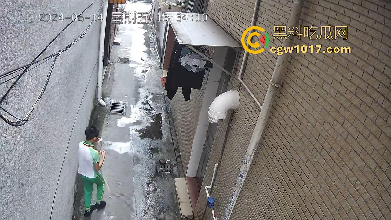 戴着红领巾偷丝袜!小学生大胆偷取少妇原味衣物,身高不够工具来凑,白袜丝袜统统收入囊中,原味控从小练起!-7