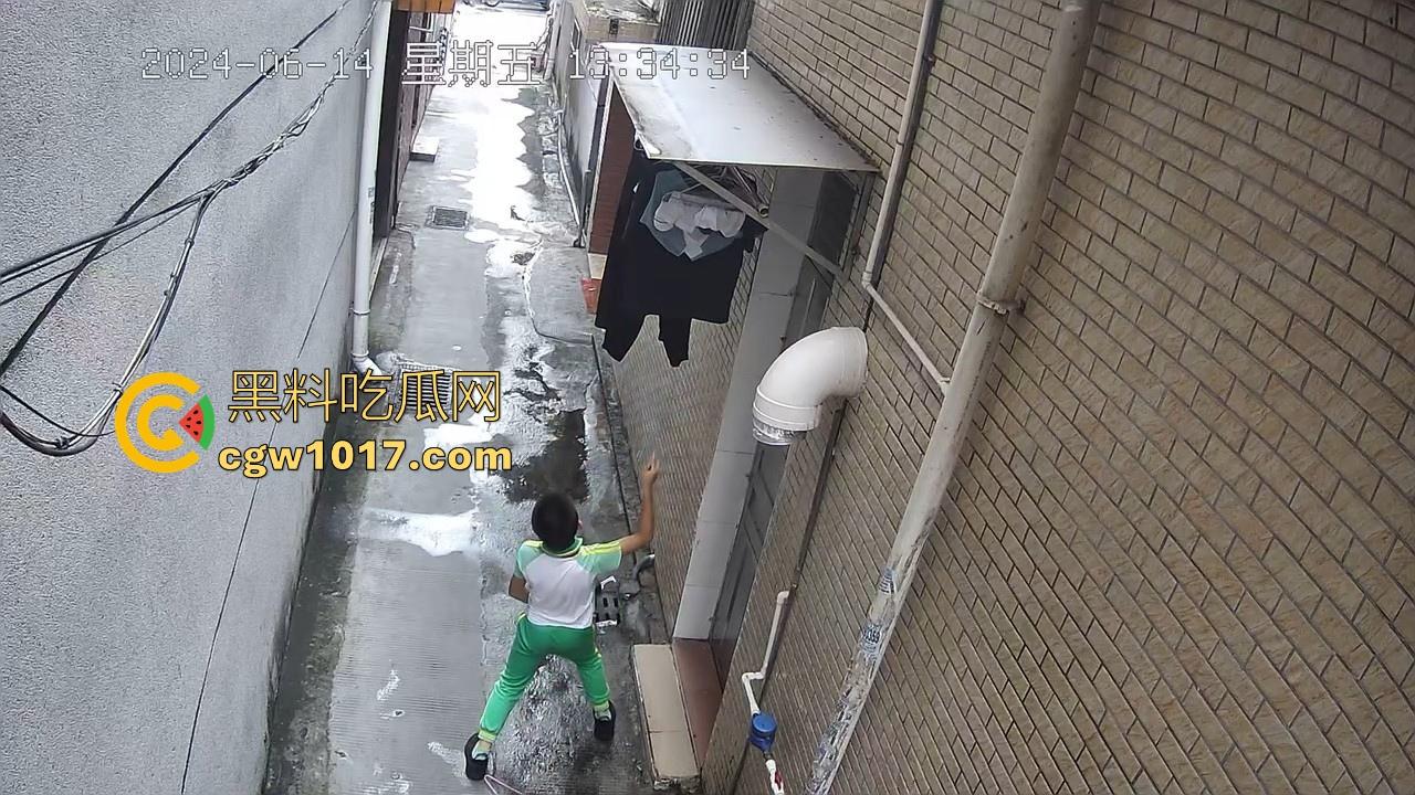 戴着红领巾偷丝袜!小学生大胆偷取少妇原味衣物,身高不够工具来凑,白袜丝袜统统收入囊中,原味控从小练起!-10