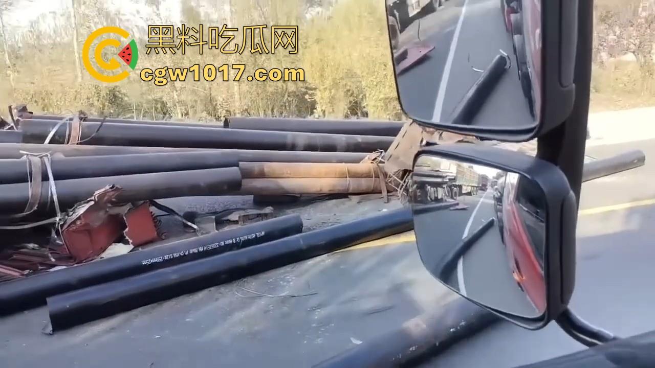 聊城高唐固河段发生重大车祸,大卡车拉钢管,一个急刹驾驶室都没了,好恐怖啊,不知道人有事没!-3