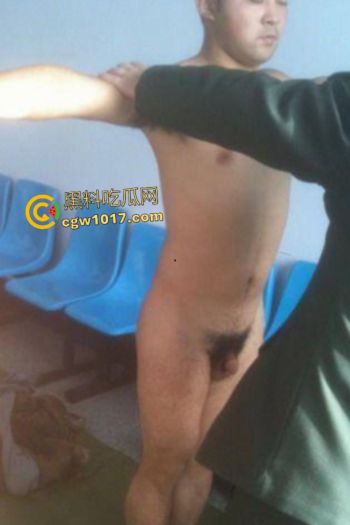 大学征兵体检,体检官直捅肛门,狐臭汗味成催情香水,体检官闻到都硬了,估计体检官是个gay吧!-2