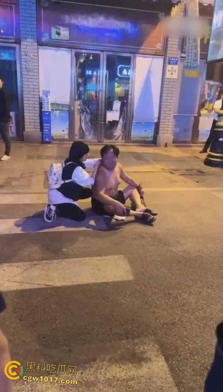 浙江金华万盛南街,油腻大叔被小仙女制服还扒掉衣服,还告知警察自己被猥亵,网友纷纷讨论是女的诬陷大哥 !-3