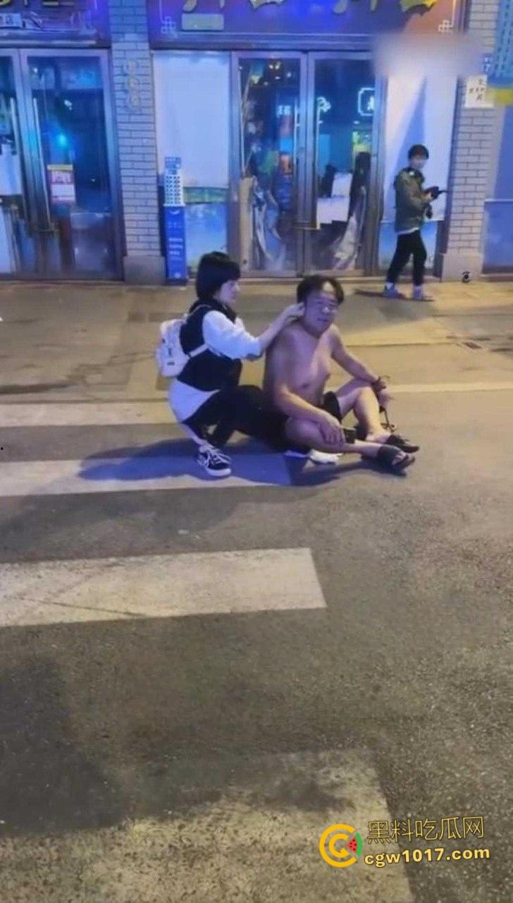 浙江金华万盛南街,油腻大叔被小仙女制服还扒掉衣服,还告知警察自己被猥亵,网友纷纷讨论是女的诬陷大哥 !-4