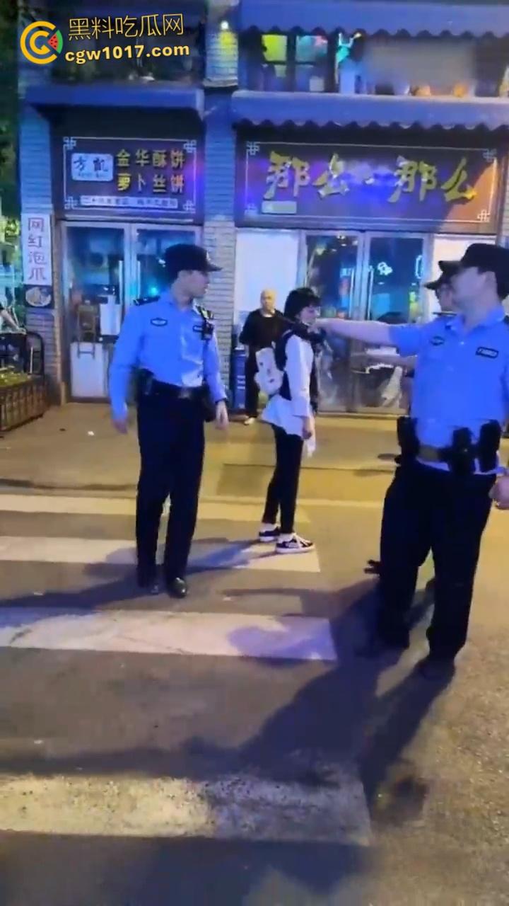 浙江金华万盛南街,油腻大叔被小仙女制服还扒掉衣服,还告知警察自己被猥亵,网友纷纷讨论是女的诬陷大哥 !-5