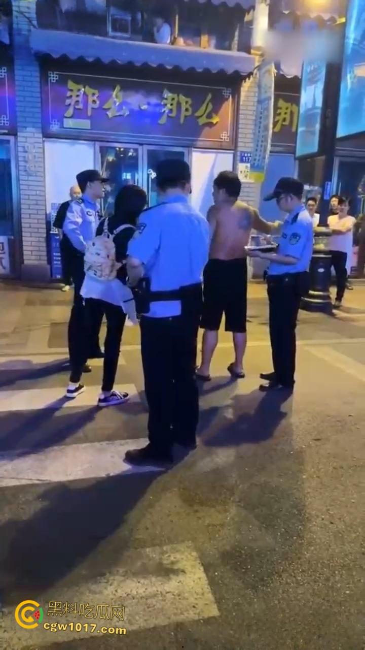 浙江金华万盛南街,油腻大叔被小仙女制服还扒掉衣服,还告知警察自己被猥亵,网友纷纷讨论是女的诬陷大哥 !-6