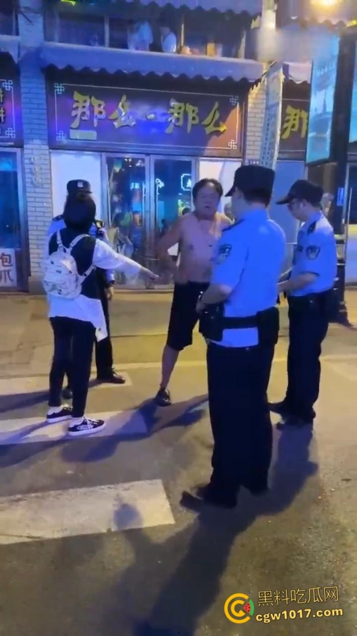 浙江金华万盛南街,油腻大叔被小仙女制服还扒掉衣服,还告知警察自己被猥亵,网友纷纷讨论是女的诬陷大哥 !-7