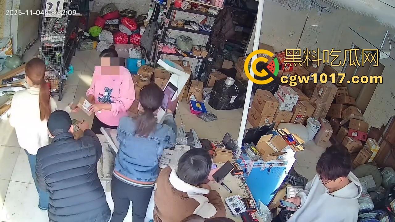 菜鸟驿站遭发疯女上门滋事，怒砸打骂，现场发疯耍赖，警察上门及时带走，经济下行妖魔鬼怪都出来了！-2