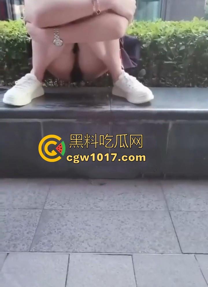 调教骚逼炮友!带着跳蛋逛街,当众强制高潮,大胆户外露出,玩的就是刺激玩的就是心跳,好刺激好喜欢!-8