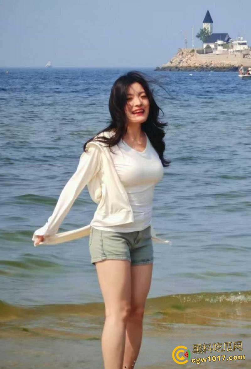 青岛巨乳良妻【许清栀】，圣诞制服装扮情趣猫耳，与情夫偷情约炮，吊带美乳女上骑乘，自拍露脸骚态尽显！-2