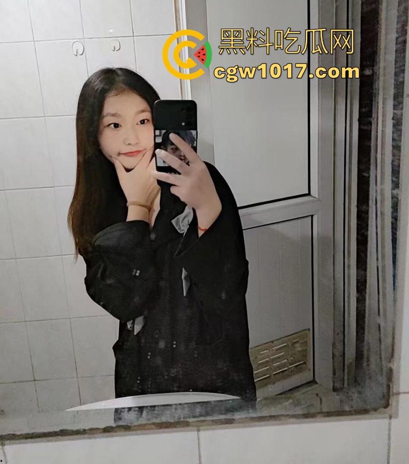 湘潭大学清纯反差学妹【林玮君】跟男友做爱视频曝光，纤指探粉嫩骚穴，雪臀高翘后入猛插，从嫩妹到炮架的转变！-3