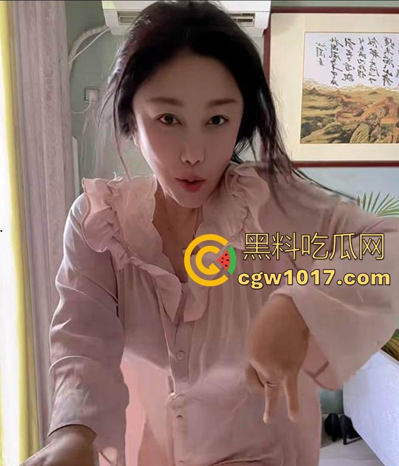 快手熟女网红【吴老二】金主一对一视频曝光,微胖巨乳母狗在线发骚,勾魂自慰诱惑,被金主无情内射!-3