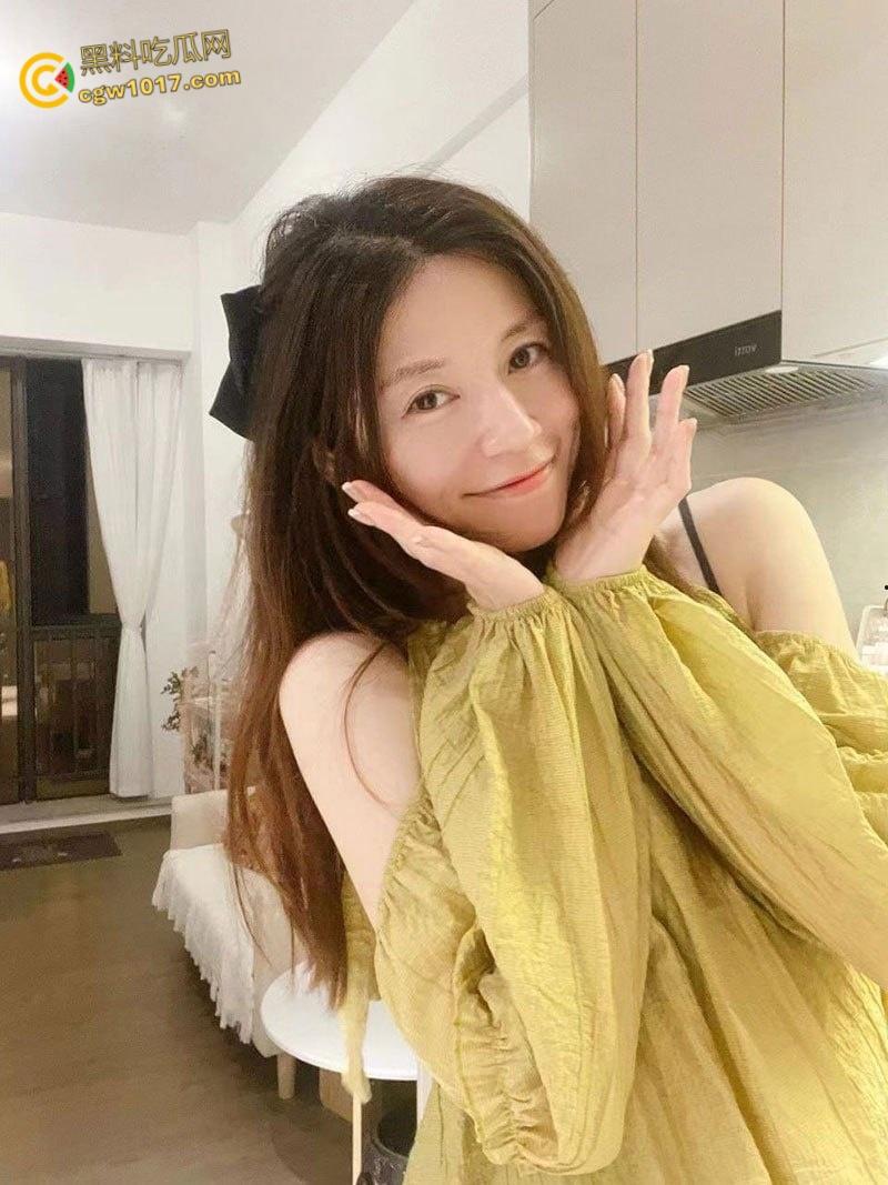 福建极品人妻【陈润好】,婚后出轨与炮友偷情开房,女上骑乘各种姿势疯狂榨精,全程骚话淫叫不断!-1