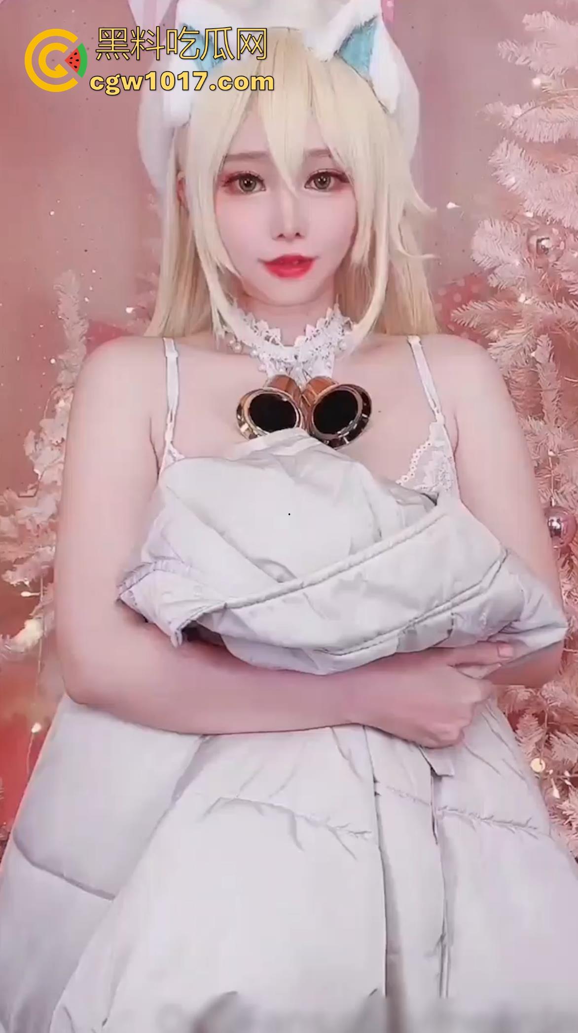 海外巨乳反差福利姬【Meenfox】大胆性感COS卢比,萝莉裙半敞露雪白深沟,道具轻刮粉鲍边缘,硬到爆的诱惑!-1