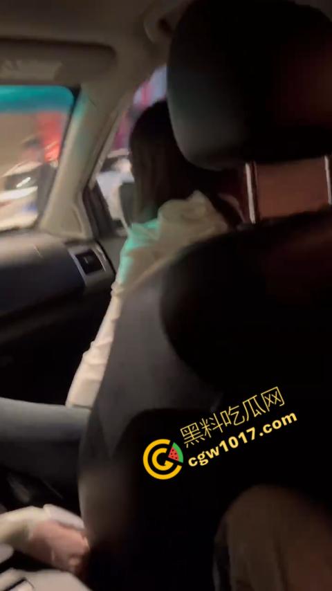 精神小伙街头血战,手起刀落、血洒狂风,勇敢如电影英雄,但残酷如恶魔猛兽,惹不起的狂野疯子!-1