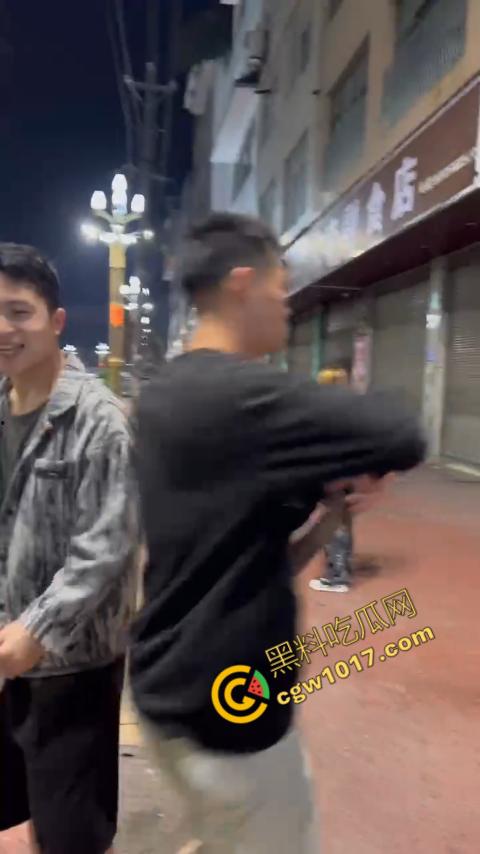 精神小伙街头血战，手起刀落、血洒狂风，勇敢如电影英雄，但残酷如恶魔猛兽，惹不起的狂野疯子！-4