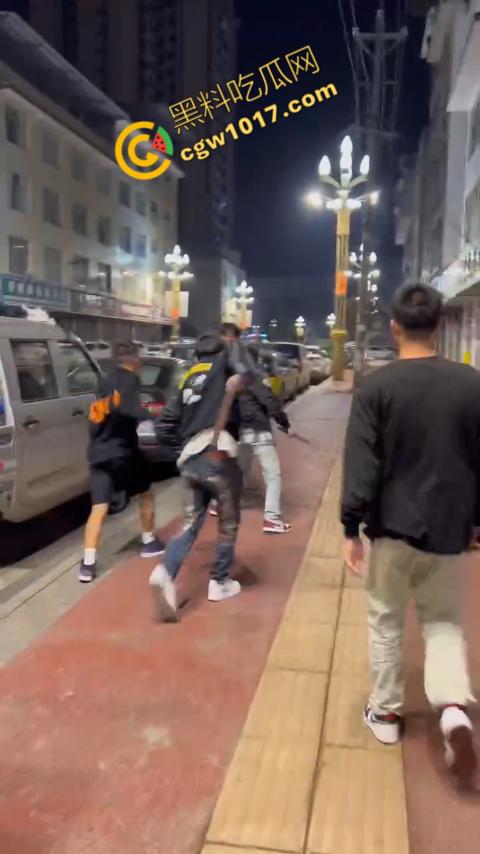 精神小伙街头血战，手起刀落、血洒狂风，勇敢如电影英雄，但残酷如恶魔猛兽，惹不起的狂野疯子！-5