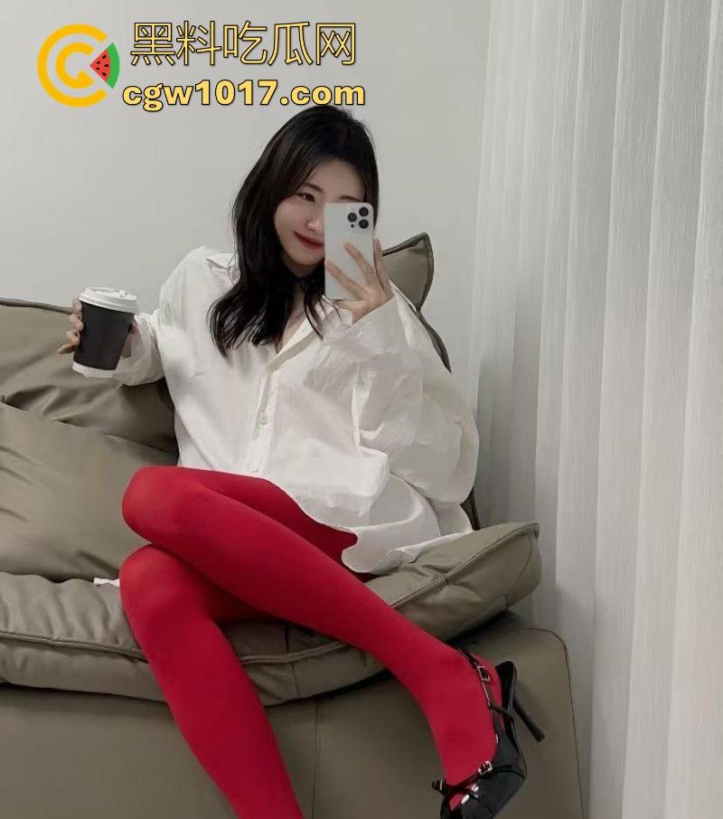 把风骚小嫂子调教成小母狗,出门吊带红丝配上齐逼小短裤,刺激户外露出,无套猛插内射,精液塞满整个淫穴!-2