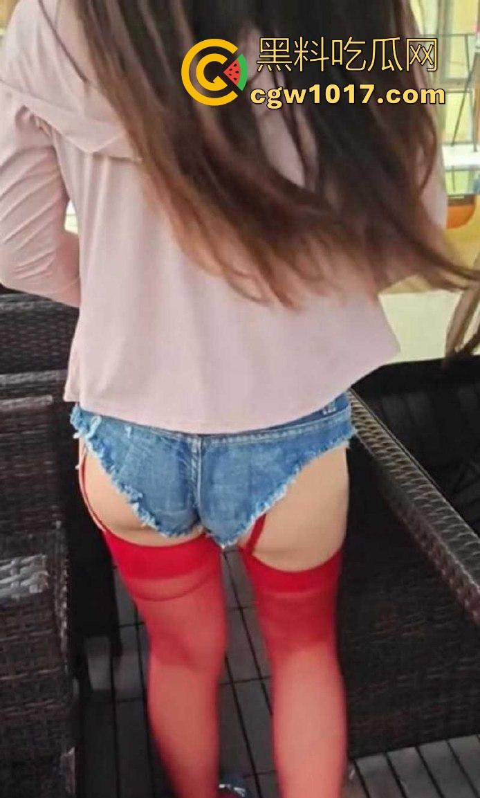 把风骚小嫂子调教成小母狗,出门吊带红丝配上齐逼小短裤,刺激户外露出,无套猛插内射,精液塞满整个淫穴!-4