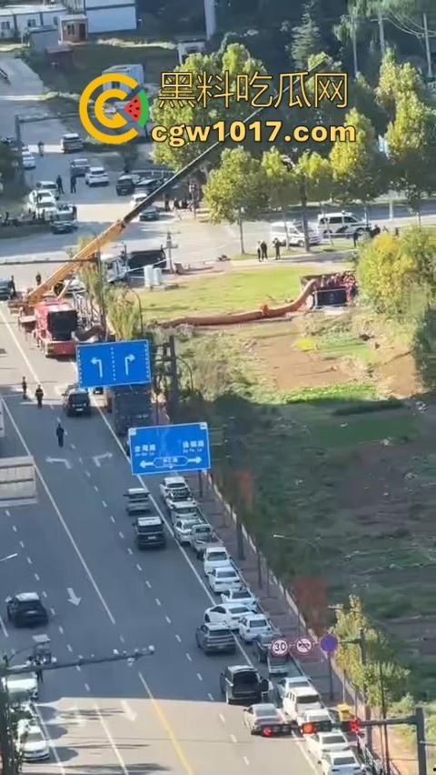 长春工地施工挖天然气挖出尸体，现场道路被封闭起来，怕是杀人灭口，抛死野外的，具体情况还得等待官方！-3