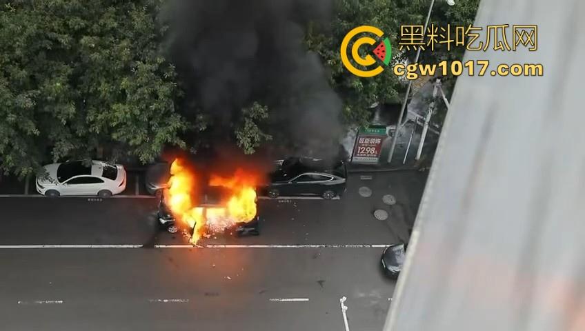 四川绵阳江油又是汽车自燃,期间还多次发生爆炸,把旁边路边停放的车都波及到了,路边车车主一起床天塌了!-1