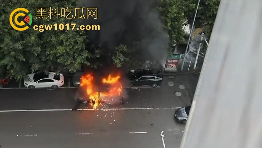 四川绵阳江油又是汽车自燃,期间还多次发生爆炸,把旁边路边停放的车都波及到了,路边车车主一起床天塌了!-2