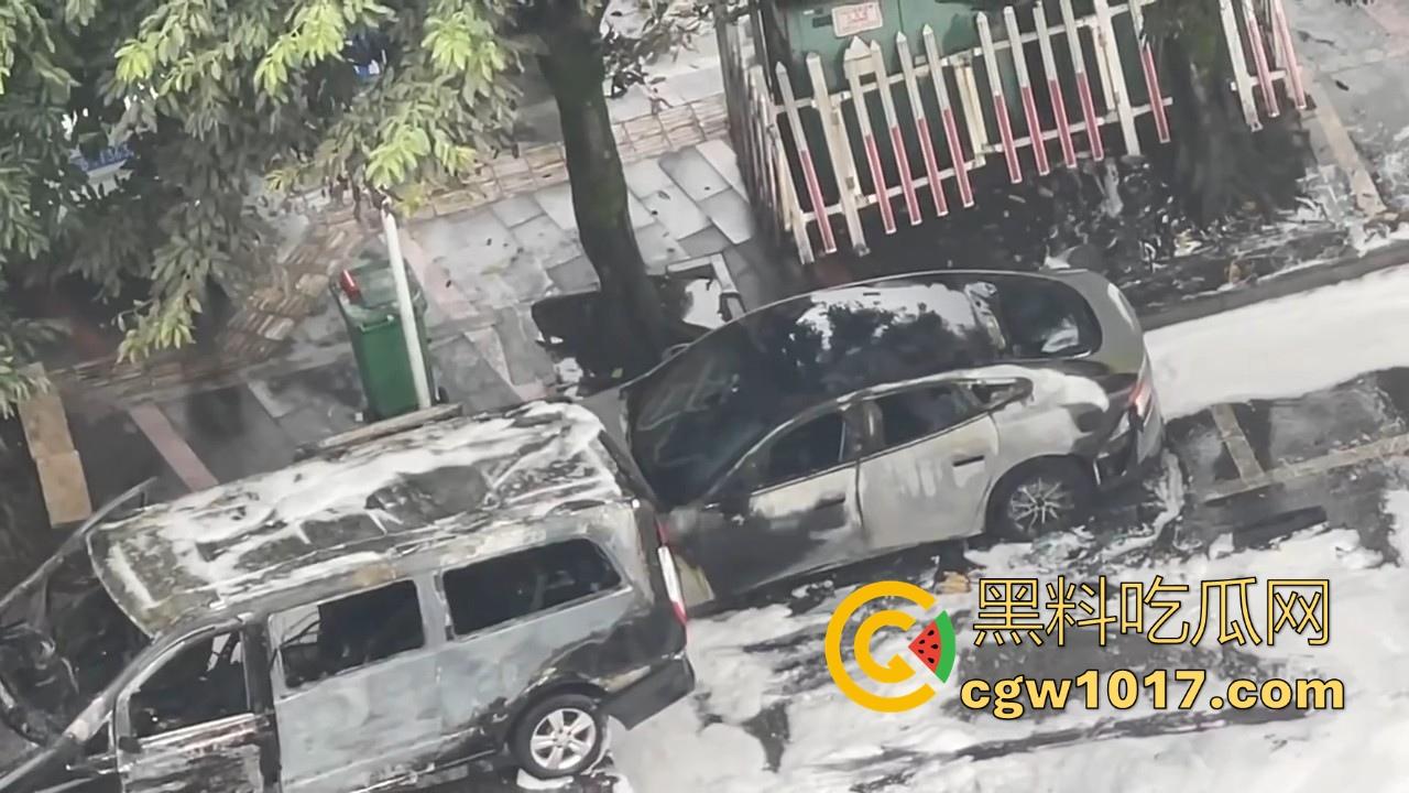 四川绵阳江油又是汽车自燃,期间还多次发生爆炸,把旁边路边停放的车都波及到了,路边车车主一起床天塌了!-10