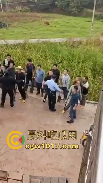 世仇两村大型械斗!仇人见面分外眼红,警察现场拦都拦不开,村民抄起家伙就上,堪比古惑仔砍人!-3