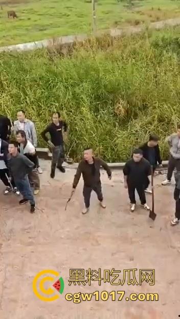 世仇两村大型械斗!仇人见面分外眼红,警察现场拦都拦不开,村民抄起家伙就上,堪比古惑仔砍人!-4