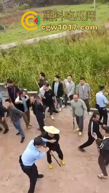 世仇两村大型械斗!仇人见面分外眼红,警察现场拦都拦不开,村民抄起家伙就上,堪比古惑仔砍人!-5