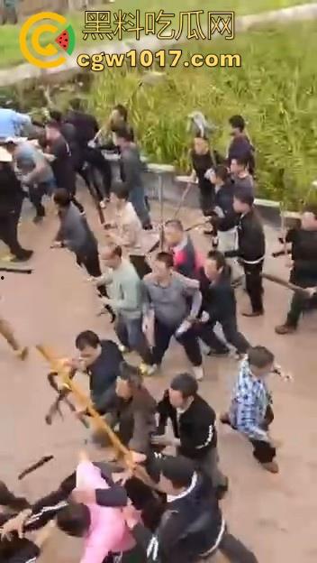 世仇两村大型械斗!仇人见面分外眼红,警察现场拦都拦不开,村民抄起家伙就上,堪比古惑仔砍人!-6