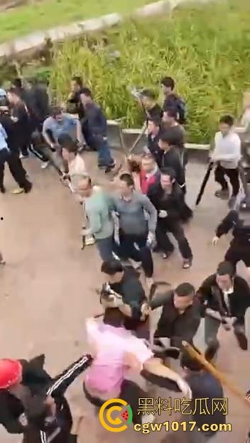 世仇两村大型械斗!仇人见面分外眼红,警察现场拦都拦不开,村民抄起家伙就上,堪比古惑仔砍人!-7