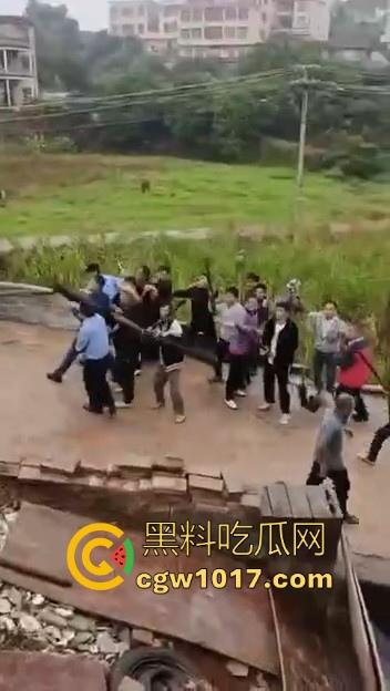 世仇两村大型械斗!仇人见面分外眼红,警察现场拦都拦不开,村民抄起家伙就上,堪比古惑仔砍人!-8