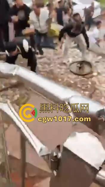 世仇两村大型械斗!仇人见面分外眼红,警察现场拦都拦不开,村民抄起家伙就上,堪比古惑仔砍人!-9