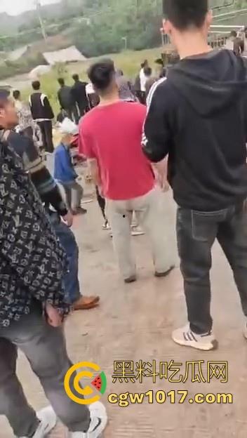 世仇两村大型械斗!仇人见面分外眼红,警察现场拦都拦不开,村民抄起家伙就上,堪比古惑仔砍人!-10