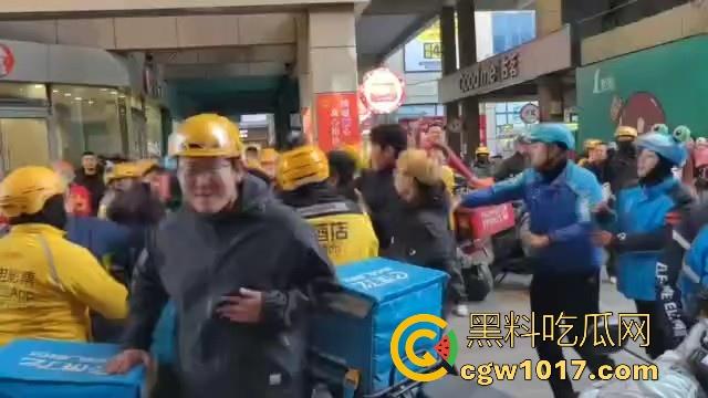 21世纪外卖员经典战役,美饿大战、出餐口大战后厨等等名场面,当今社会最不好惹的一群人,生死看淡不服就干!-9
