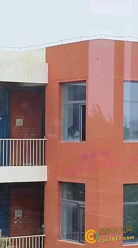宁夏银川永宁回民高级中学，高一情侣午休时间楼梯间打炮，趴在窗户上无套后入，小小年纪如此大胆了-7