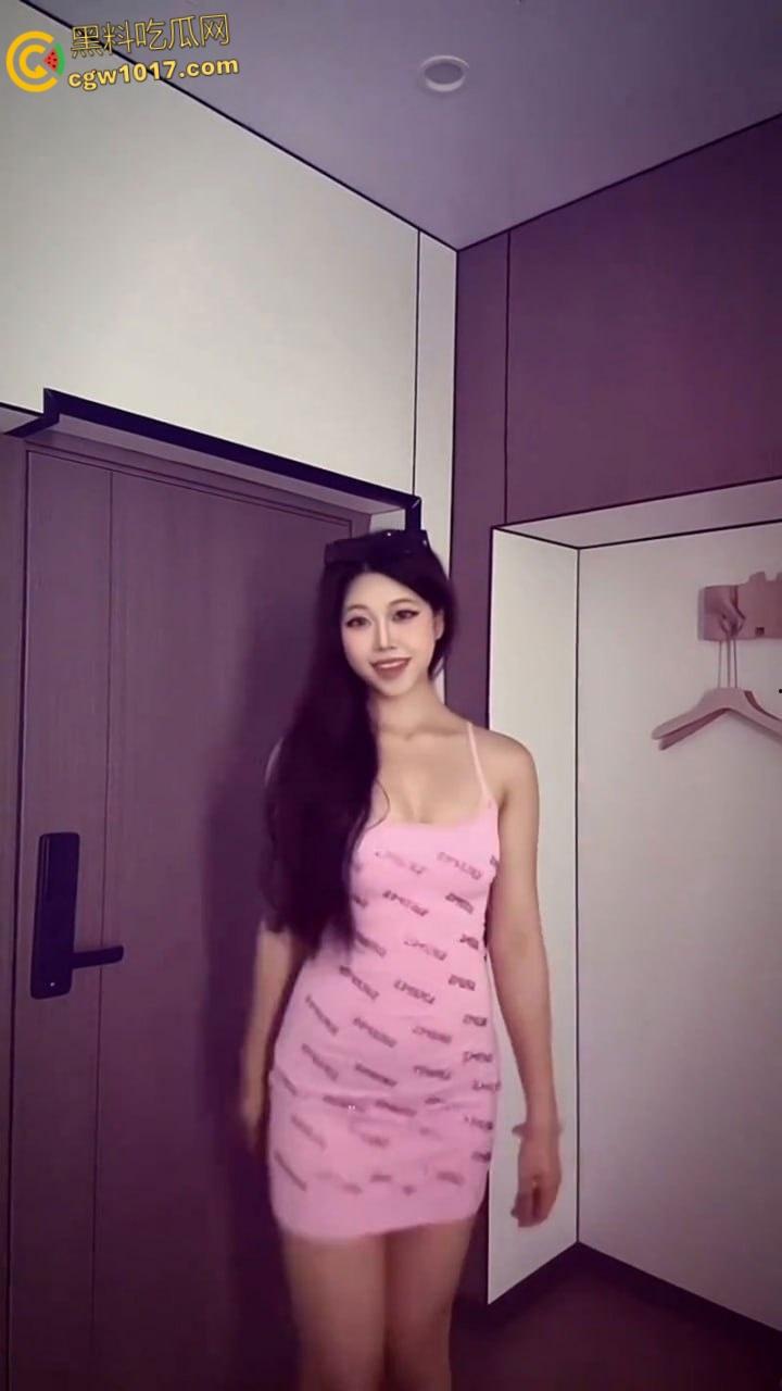 湖南长沙闷骚母狗【张嘉倪】,社交软件钓鱼约炮,一见面就穿蕾丝情趣制服,粉嫩骚逼淫性大发,疯狂吞吐大屌!-3