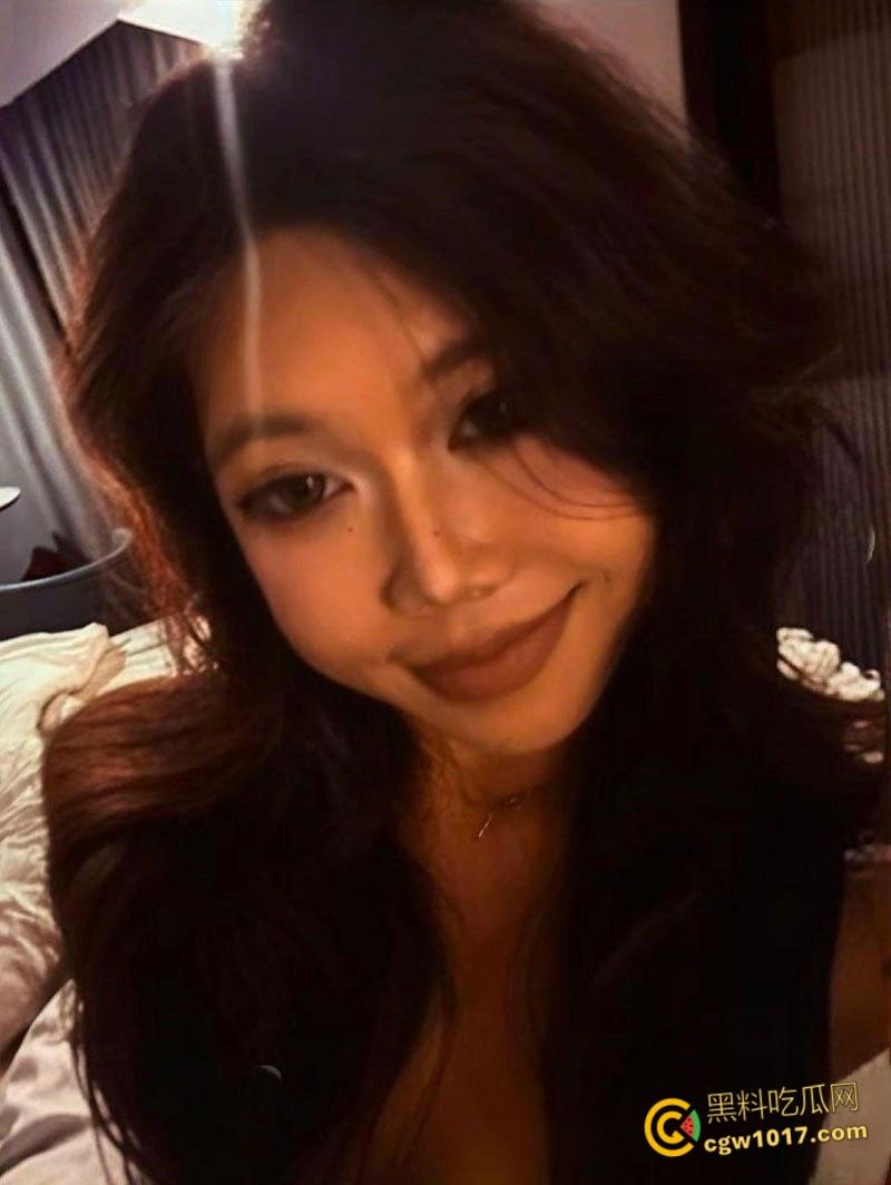 湖南长沙闷骚母狗【张嘉倪】,社交软件钓鱼约炮,一见面就穿蕾丝情趣制服,粉嫩骚逼淫性大发,疯狂吞吐大屌!-4