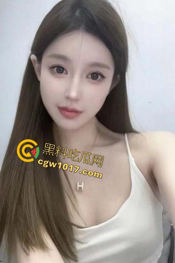 寂寞美女独守空房,早起想要忍不住在被窝里偷偷自摸,不是姐妹直接不看片就来吗?干扣逼啊!-1