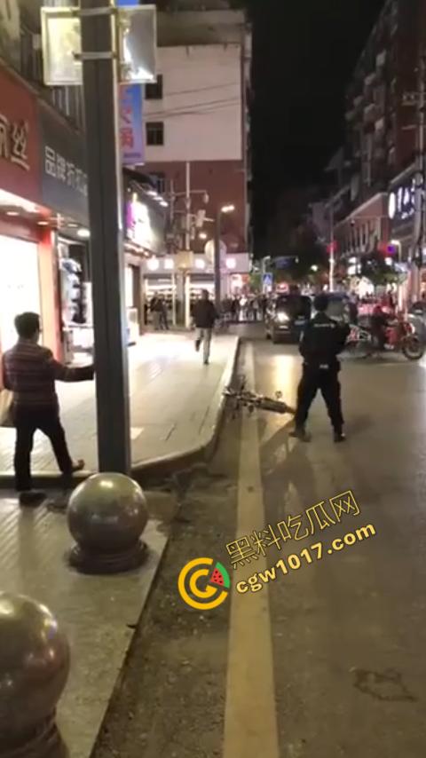 广州大街惊魂时刻:男子持刀疯狂输出,警察无奈拔枪射击,鲜血四溅,万人围观,刀客终于倒下!-1