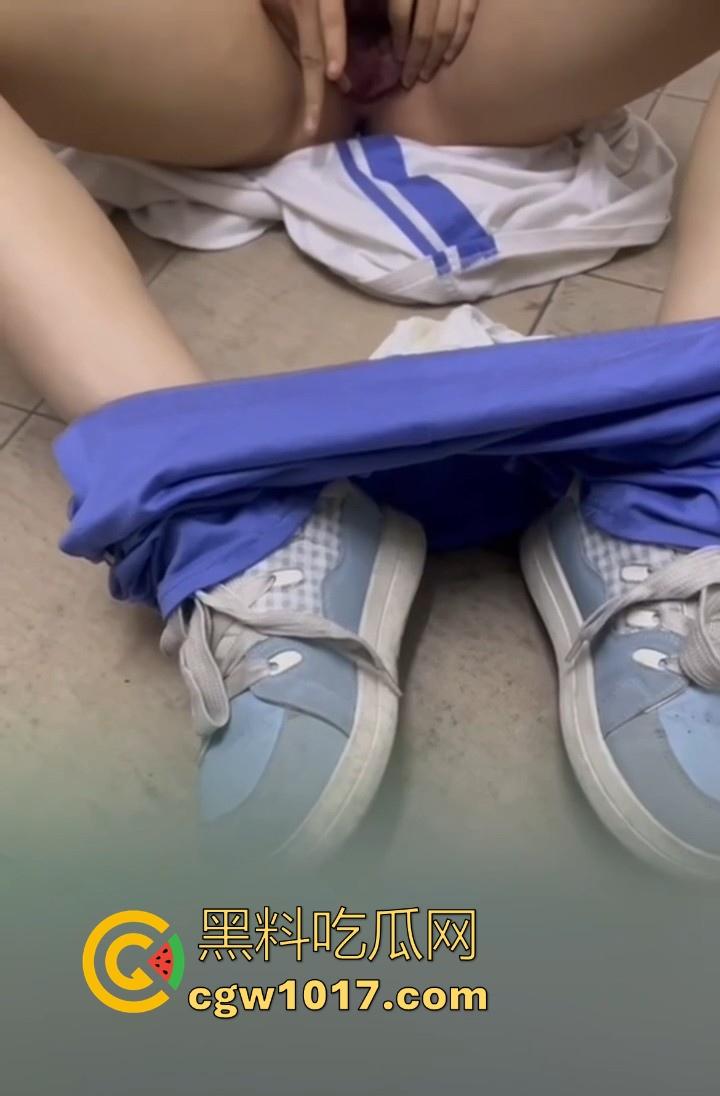 广东汕头龙湖区某中学校园霸凌视频曝光，果然是最毒妇人心啊，拳打脚踢扒光衣服，还要被霸凌着当作掰开嫩逼自慰！-1